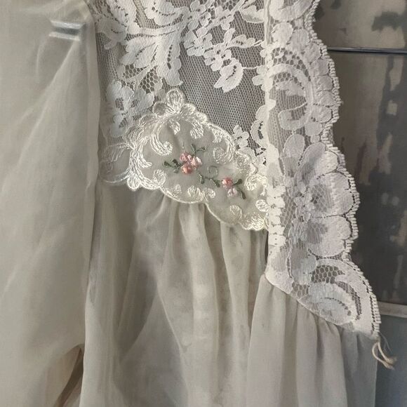 Shadowline vintage lace floral Elegant Sheer White Lace peignoir set. L - Picture 13 of 15